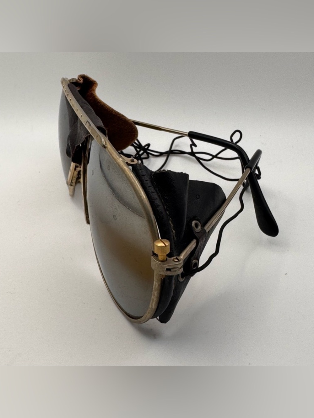 True Aviator 70s Shield Sunglasses - Gold Frame Brown Gradient Lenses Leather - Picture 3 of 15